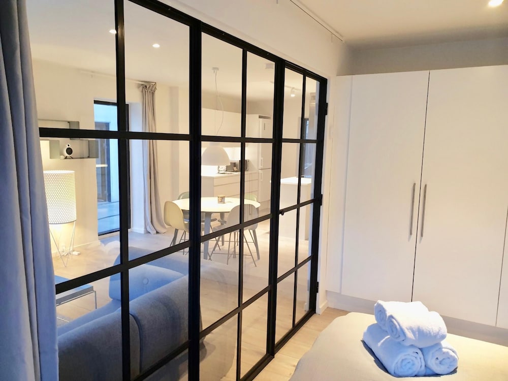 Fantastic Apartment w French Balcony