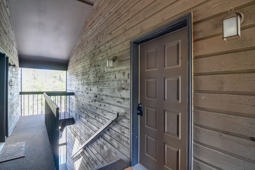 6 Mi to Winter Park: Mtn-view Condo w/ Balcony!