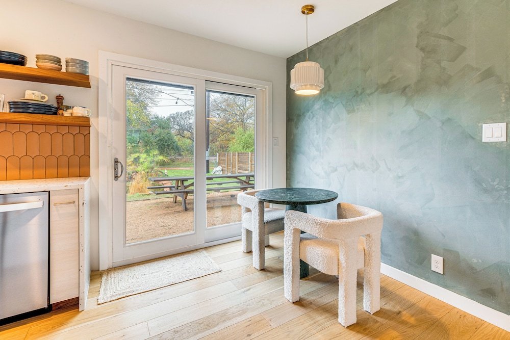 2 Mi to Dtwn: Austin Getaway w/ Natural Pool