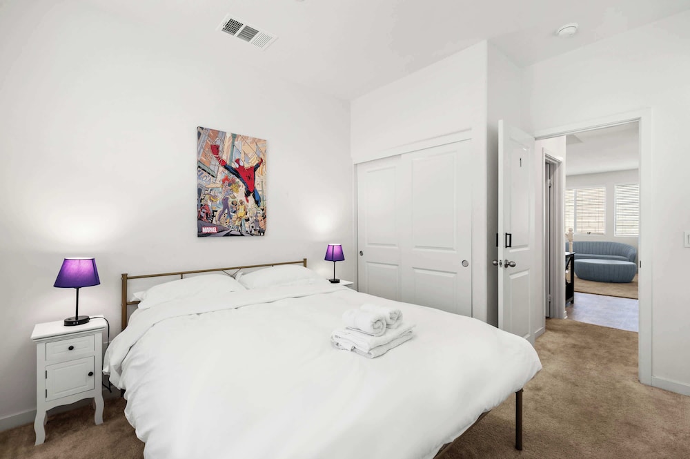 Sunny & Stylish Near LA 4BR Home w Desks & Lounge