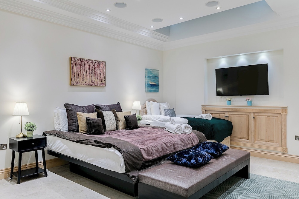 Luxury 5-bedroom Villa With Parking and AC