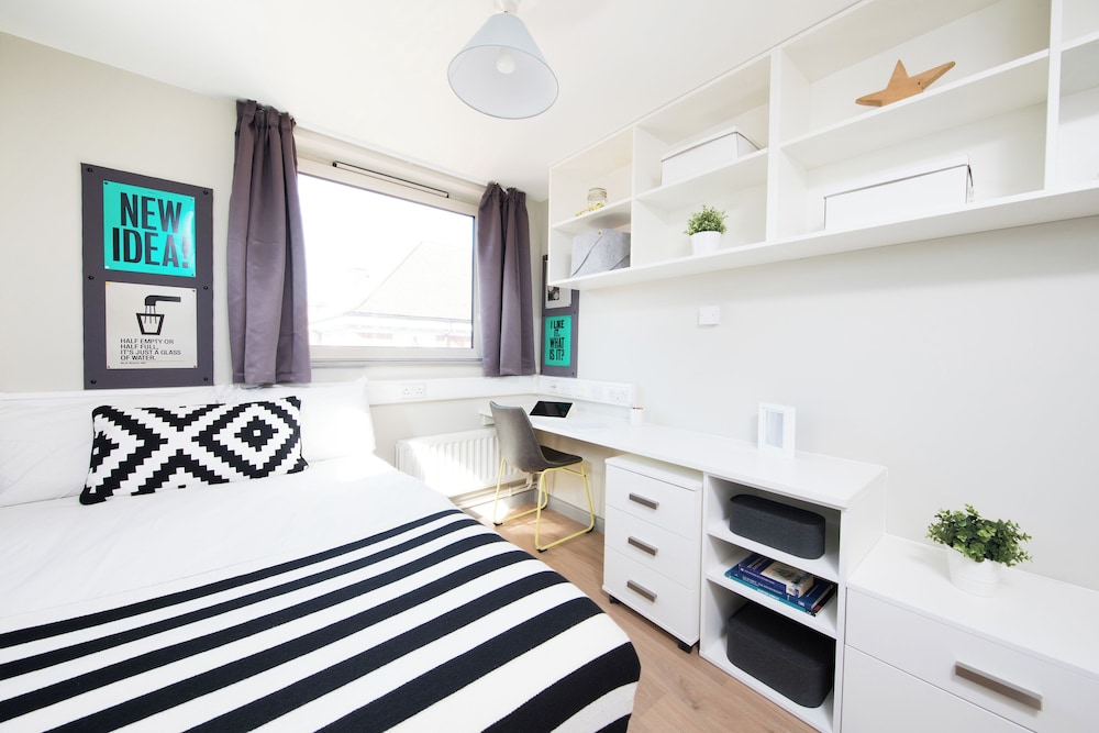 Student Only Ensuite Room in Apt London
