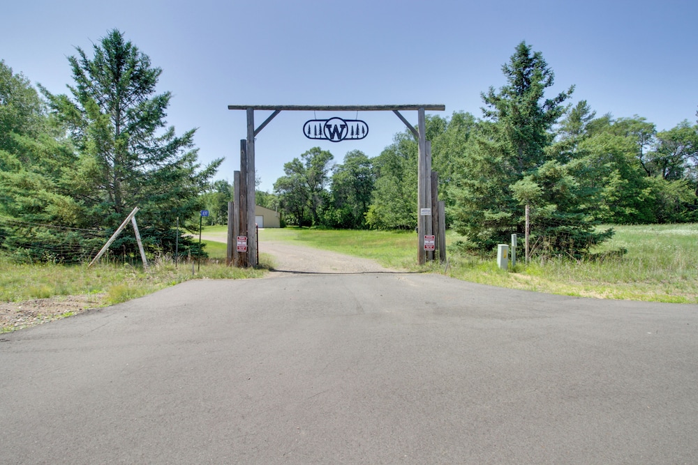 Lakefront Home on 17 Acres: 9 Mi to Dtwn Brainerd!