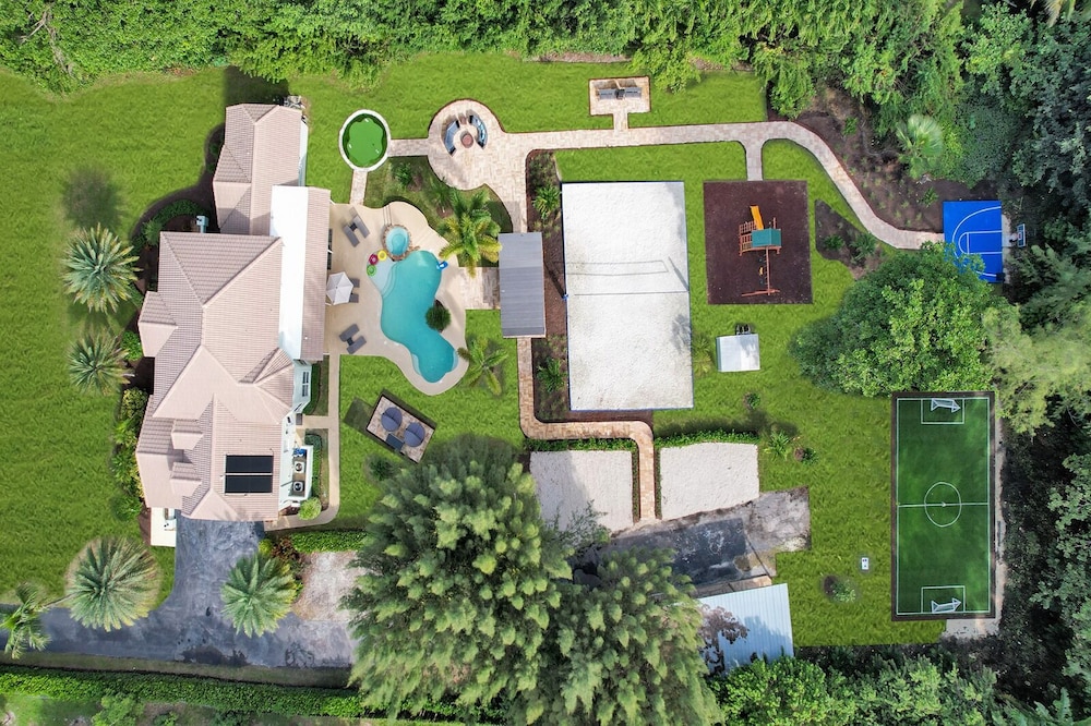 Weston Vacations - 8BR Entertainers Estate w/ Pool, Games  Theater  - Property Image 1