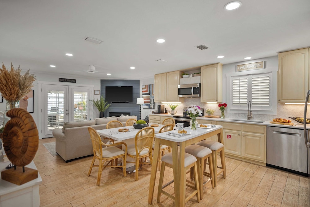Newly Renovated! 2-min Walk to the Beach The Coastal Cottage by Avantstay