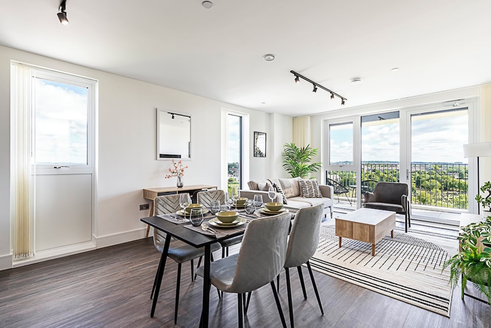 Sleek and Stylish 9th Floor Apartment