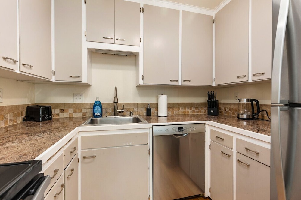 Family-friendly 2BR Home in Lynnwood w Parking