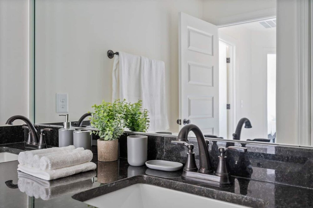 1 King 1 Queen 2 Double Garage Washer Dryer