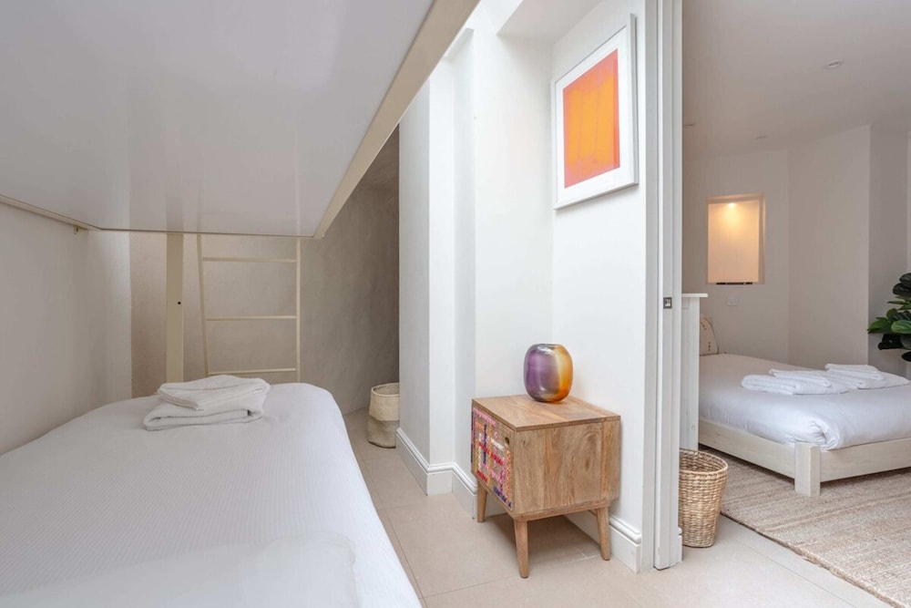Charmingly Unique and Recently Refurbished Watchman's Lodge in Camden Town