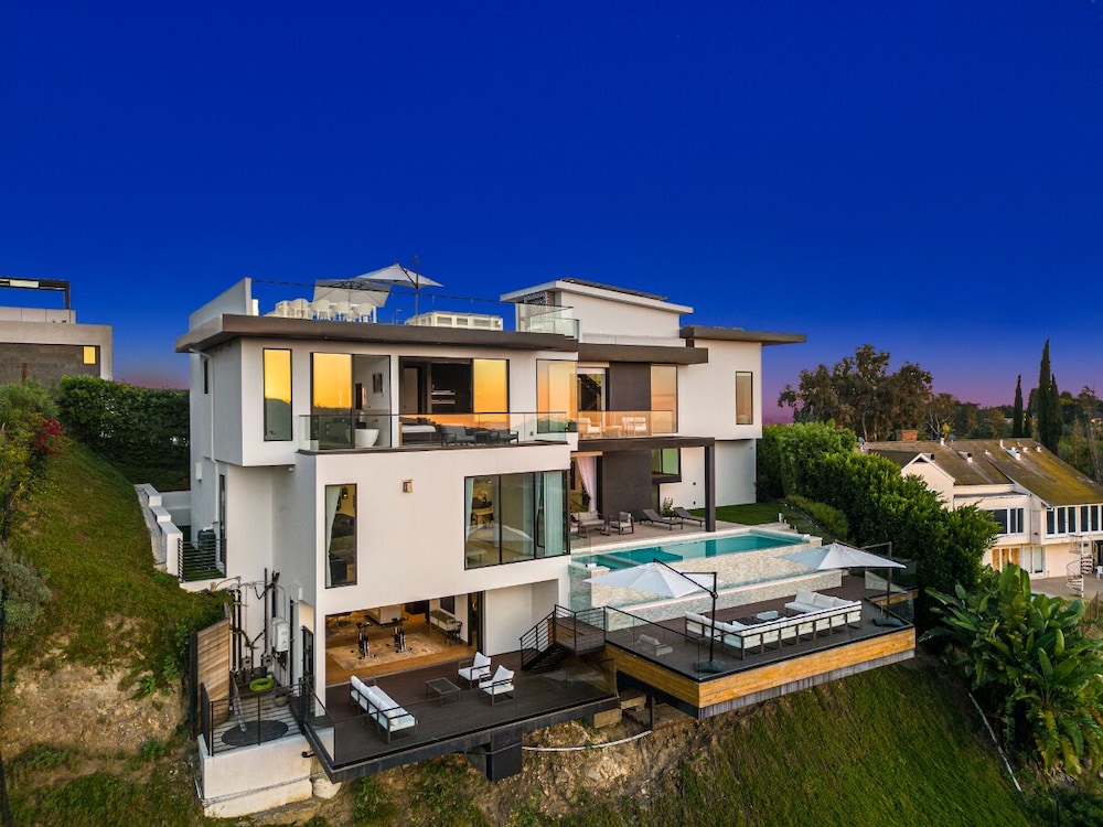 Linda Flora Modern Estate