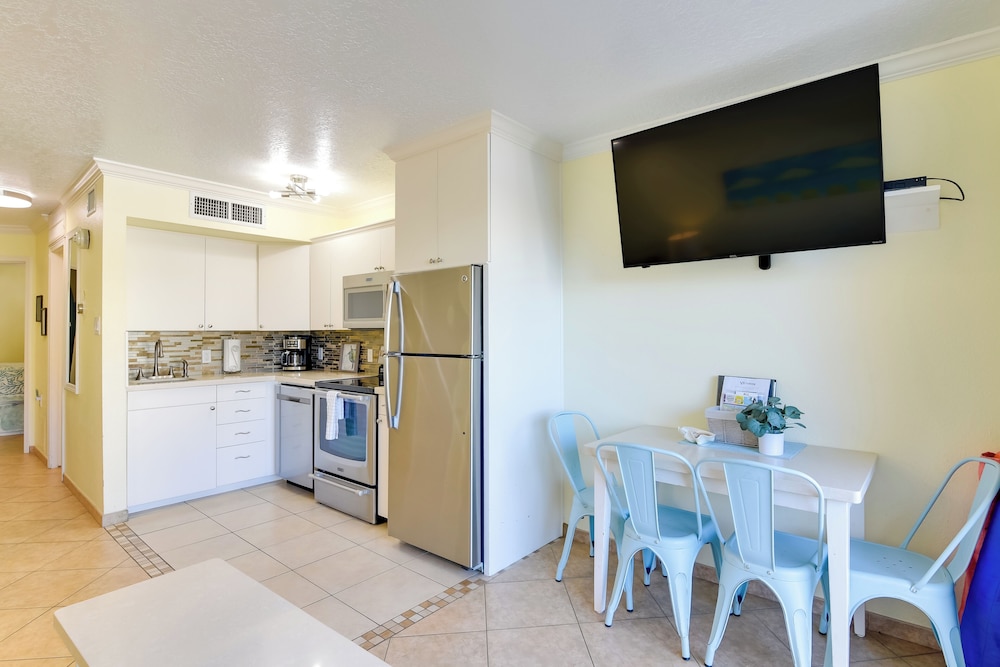 Walk to Galveston Beach: Resort Condo w/ Perks!