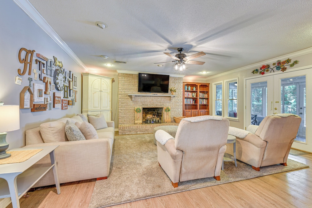 Spacious Home w/ Hot Tub in Fort Walton Beach!