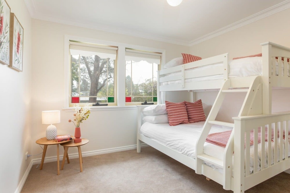 Stunning Katoomba Home With Lush Garden&playground