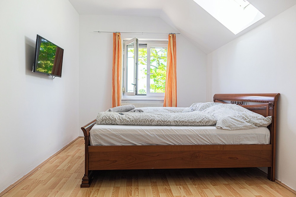 Spacious Home & Garden Free Parking