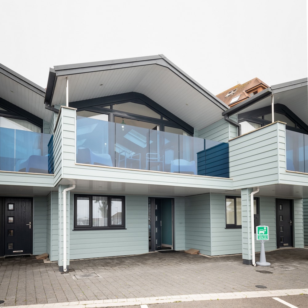 Seaside 3Bd Retreat With Balcony & Stunning Views