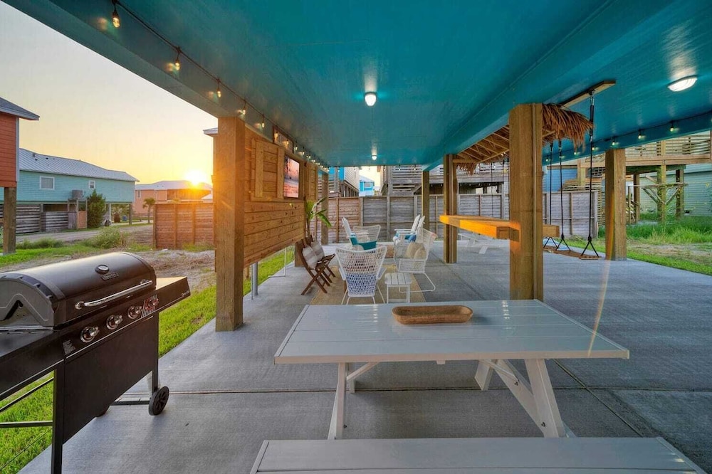 Sleeps 24 2 Homes, Priv Pool, Swing Bar, Patio Lounge Near Nature Preserve