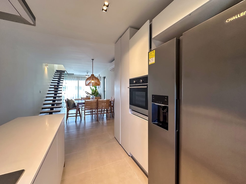 4 Bedroom Beach Penthouse w Private Rooftop