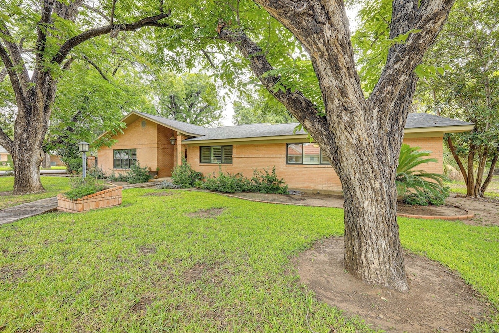 Del Rio Home w/ Large Yard, BBQ + Fireplace!