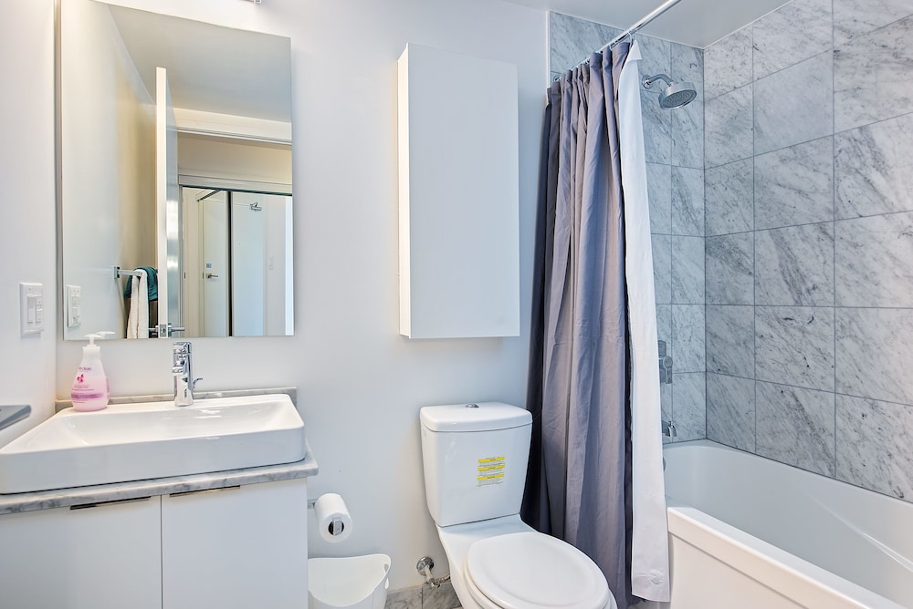 Modern Skyscraper Studio by CN Tower - Image 5