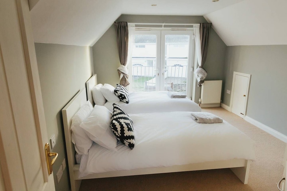 Family Home in Newquay, Parking, 3 min Walk Beach view 2