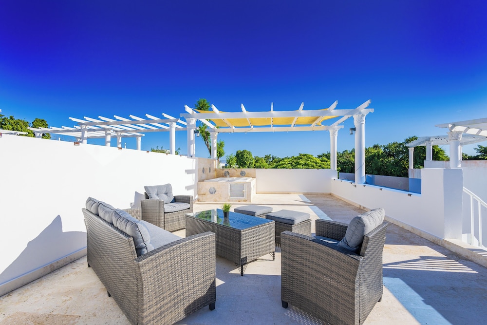 3-BR Villa with Pool & Rooftop Jacuzzi