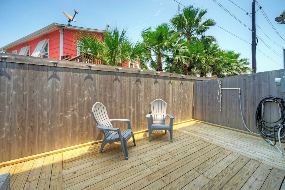 Sleeps 33! 4 Condos, Walk to the Beach, Resort-style Pool, Endless Summer Resort