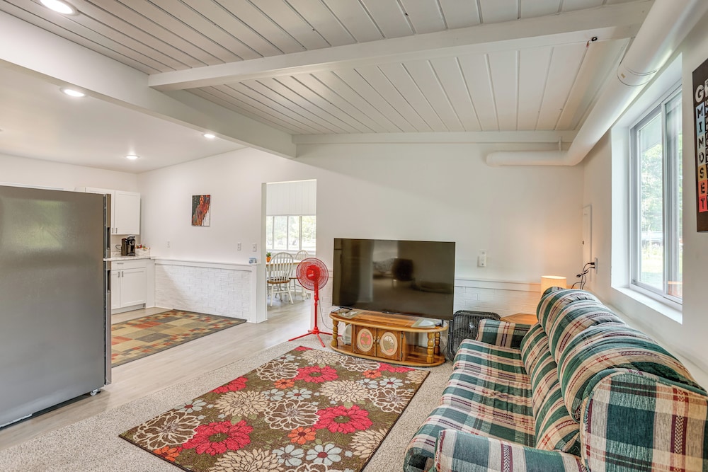 Pet-friendly Retreat: Over 3 Acres in Baldwin!