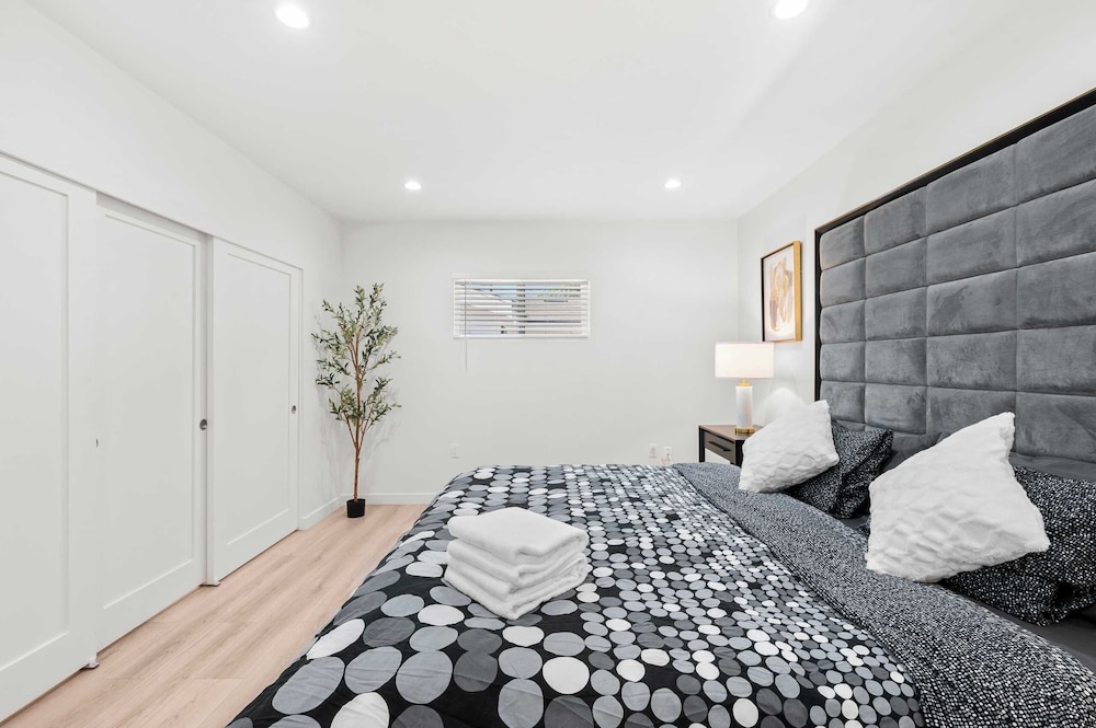 Not Affected by the Fire/spacious Modern Retreat w Luxury Amenities & Style