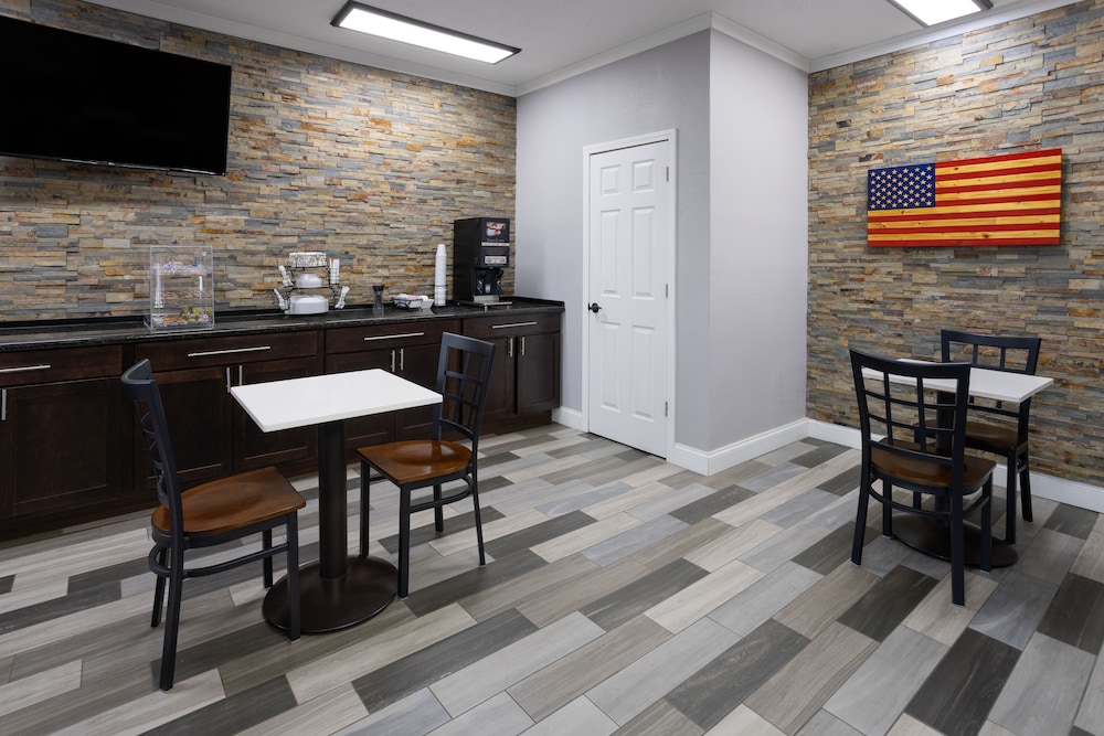 Perry Vacations - Super 8 by Wyndham Perry GA - Property Image 9