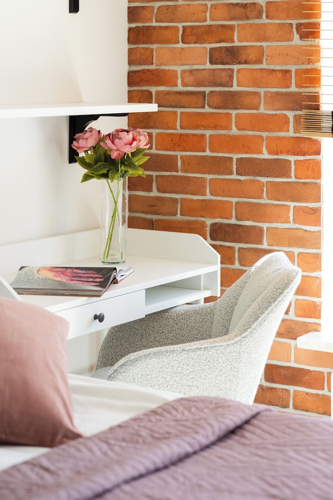 Bright Apartment With Parking by Renters