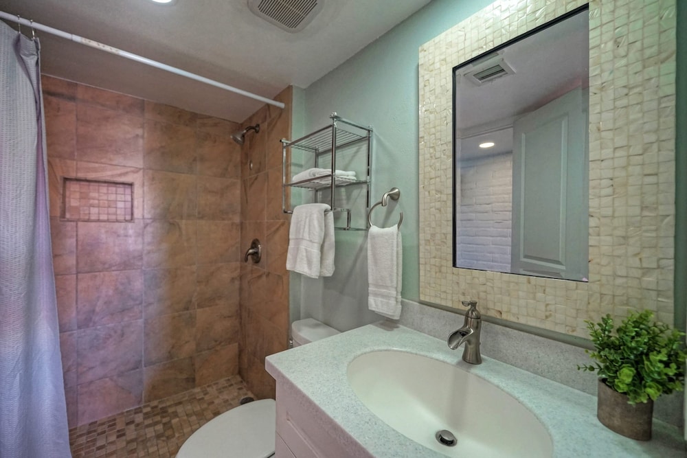 Pour Me a Vacation Mins to Beach Community Pool Tennis Court Private Balcony