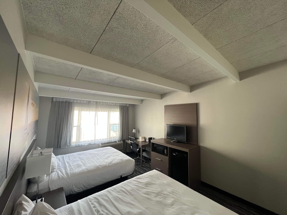 Days Inn by Wyndham Manitowoc view 5