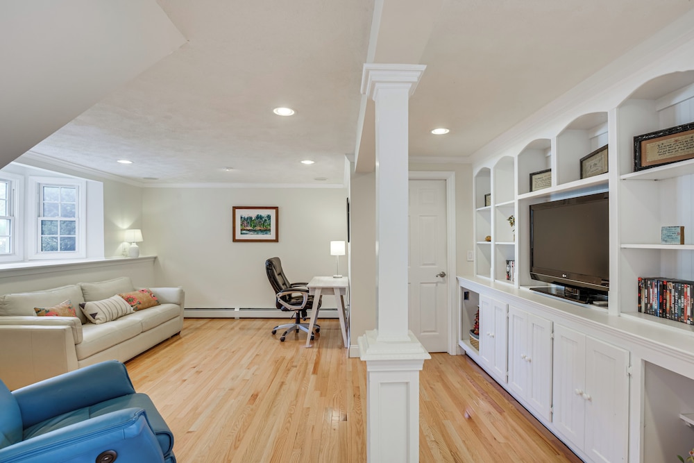 Coastal Retreat w/ Large Yard < 1 Mi to Dtwn Saco!