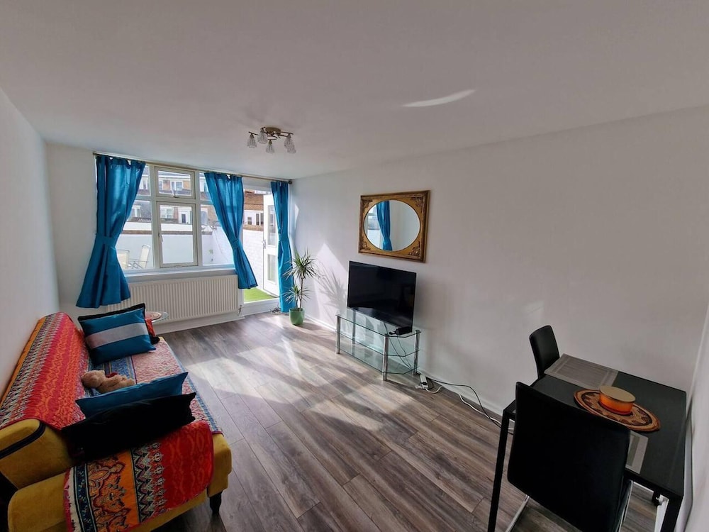 1 Bed Flat Sleeps 2 With Free Parking & Patio