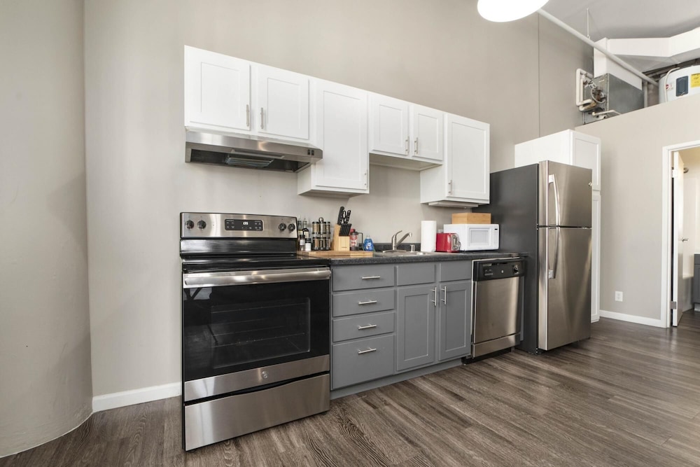 Bright and Airy Downtown Loft Great Wifi view 4