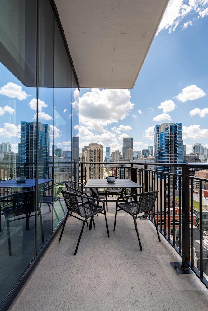 Exclusive Gold Coast 2BR Balcony Walkable