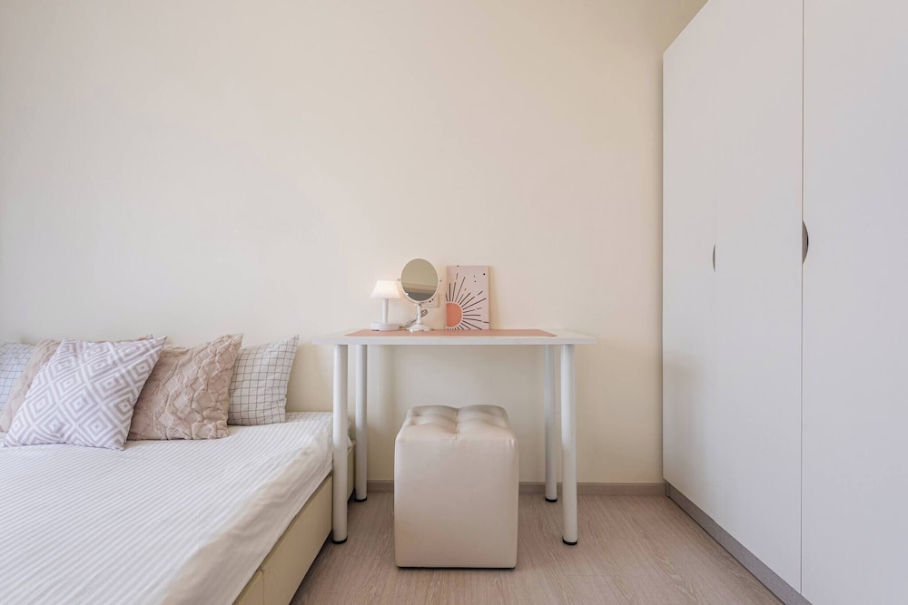2BR 7 Mins Walk to BTS Bill Included