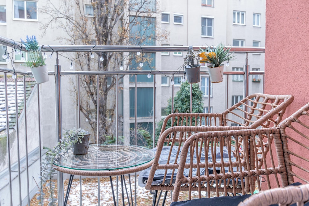 9 Min Metro City Center 1BR 1LR Balcony