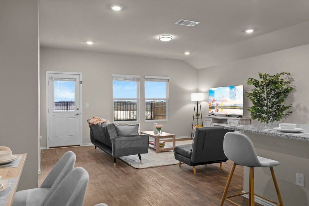 @ Marbella Lane - Amazing 4BR Lakeview Home