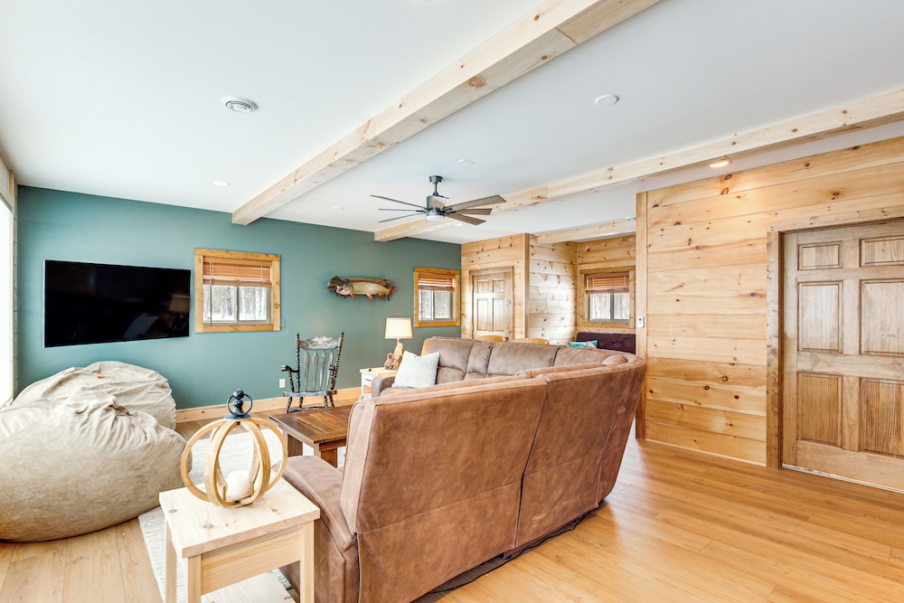 Private Dock, BBQ Ready: Lakefront Fifield Home!