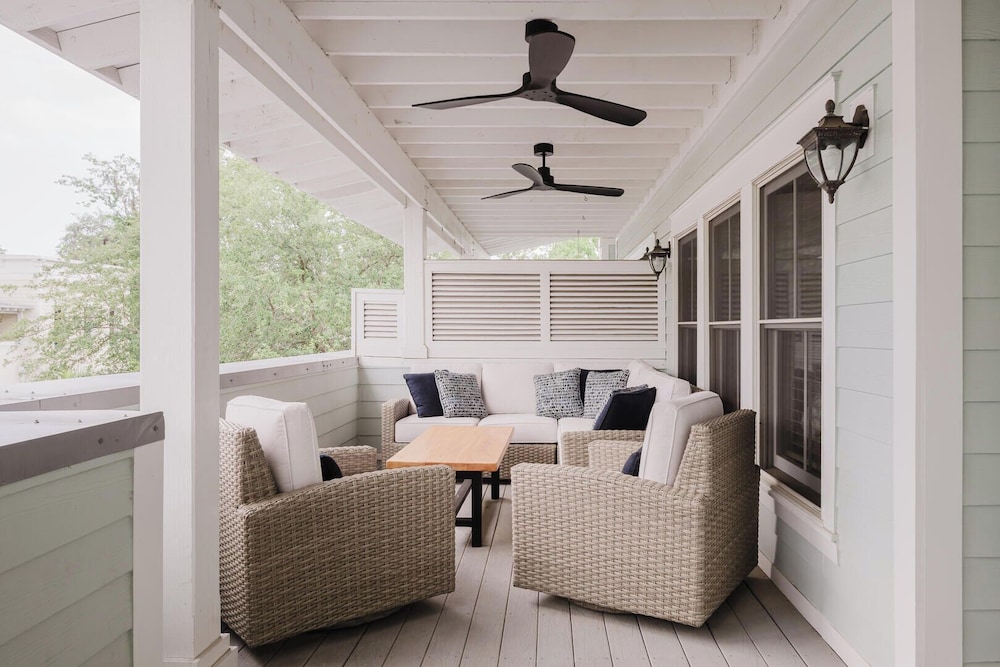 Lowcountry Landing! 3-story Townhouse in Old Town's Promenade