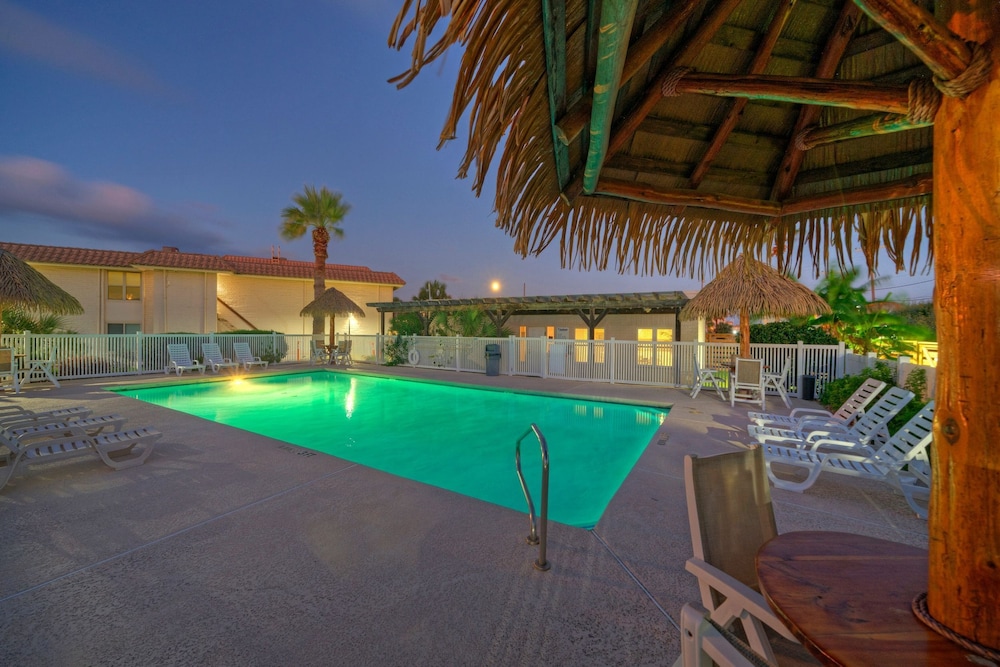 Tropical Haven by Avantstay 4min Walk to Beach Pool Remodeled Interior