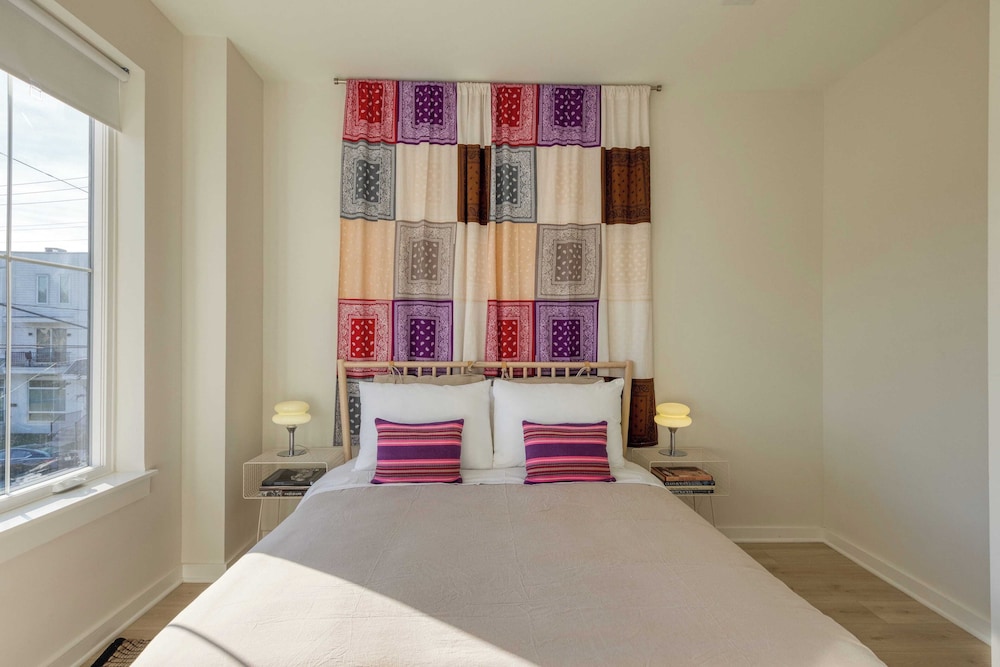 Sleeps 16 2 Modern Townhomes, Minutes to Broadway Lischey & 98 Degrees