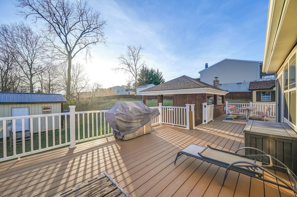 Large Family Home: 5 Mi to Dtwn Hagerstown!