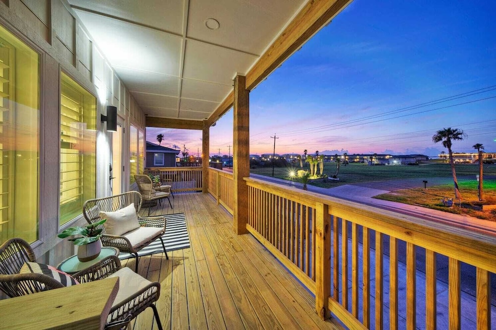 Sleeps 24 2 Homes, Walk to the Beach, Private Pools, Fire Pit, Modern Design