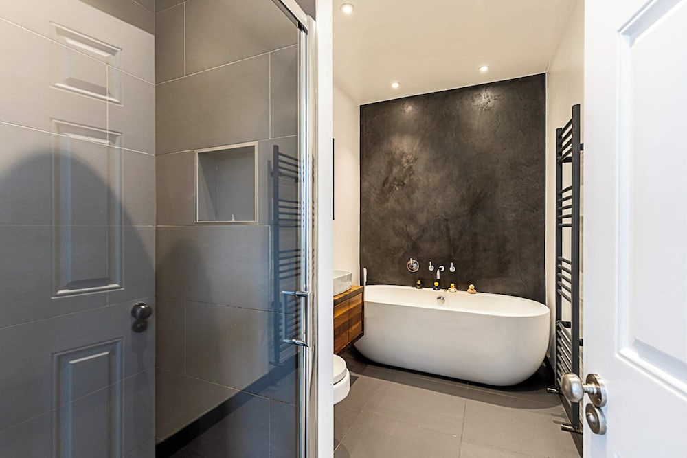 Rustic and Contemporary Haven in Brixton