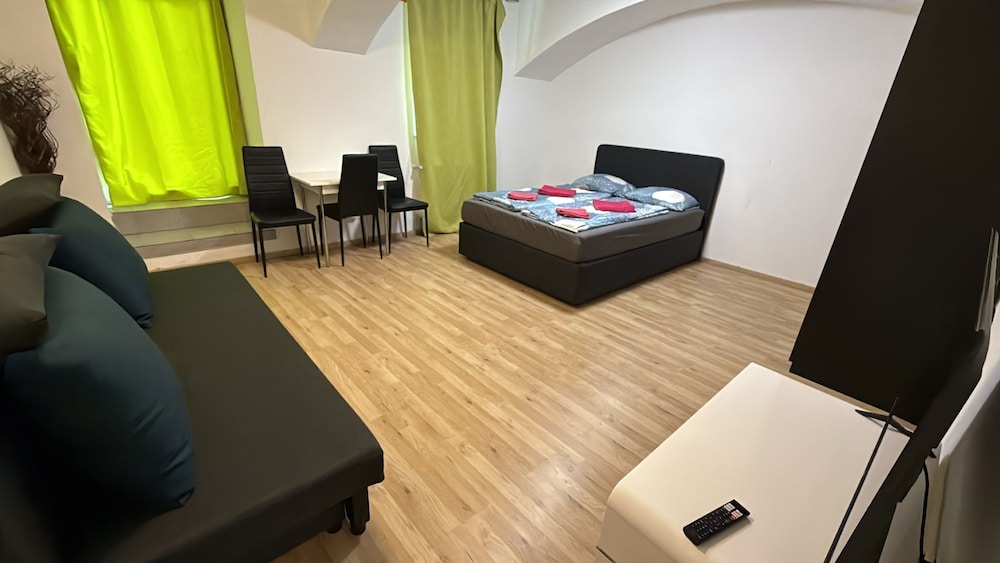 Beautiful 1BR Apartment Near Prater Park