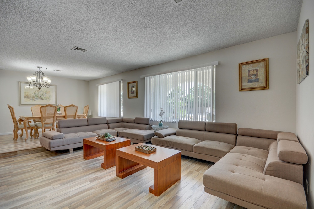 Luxurious 4BR House with Large Pool Near Strip - Image 2