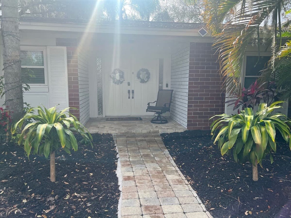 Luxurious Gem Near Disney Workspace Movie Room