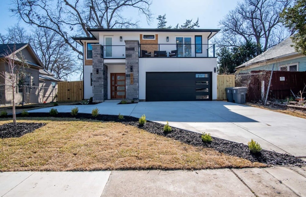 Urban Retreat With Pool Near Downtown Dallas